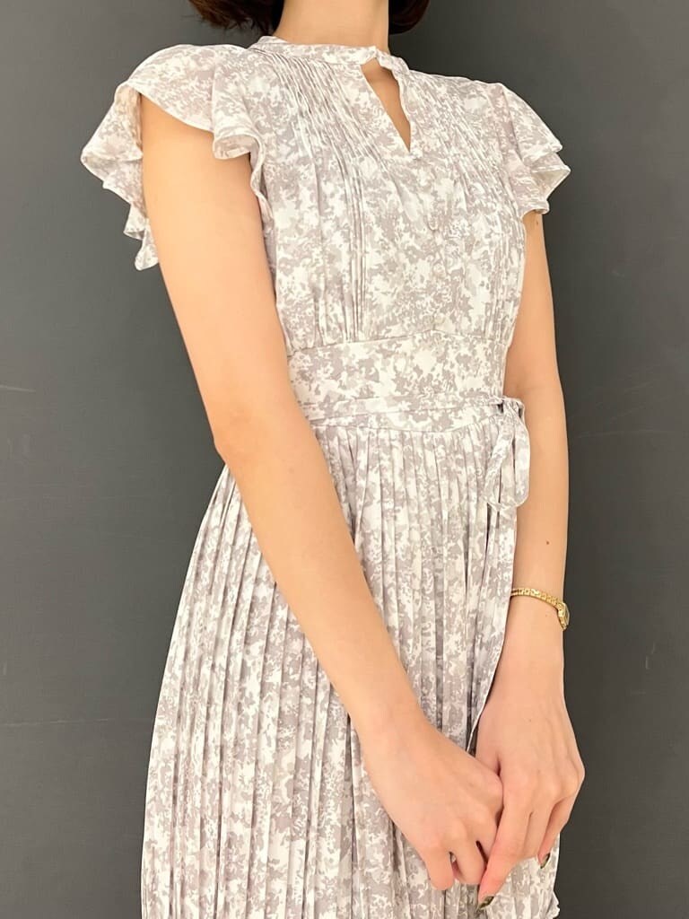 ベージュ系のサンダル、グレー系のワンピースを着用したレディースの夏コーディネートの4枚目の写真