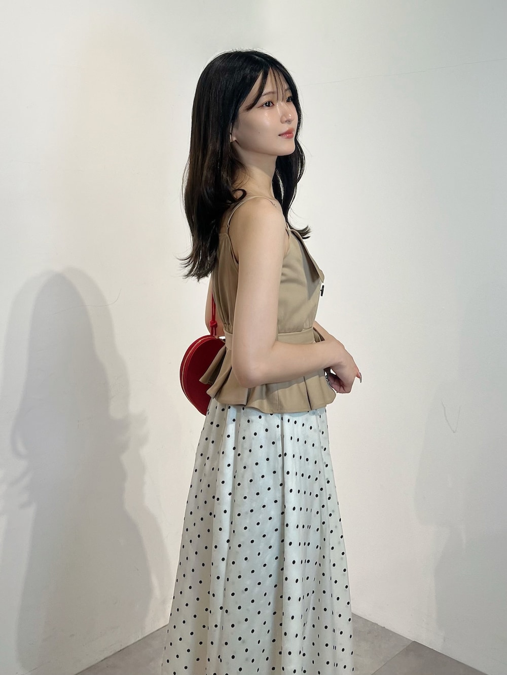 ベージュ系のワンピース、レッド系のショルダーバッグ、その他のサンダルを着用したレディースの夏コーディネートの5枚目の写真