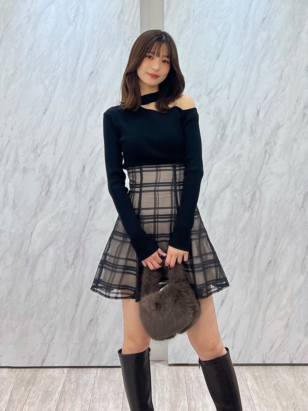 ブラック系のニット/セーター、ブラック系のその他パンツ、ブラウン系のハンドバッグを着用したレディースの冬コーディネートの5枚目の写真