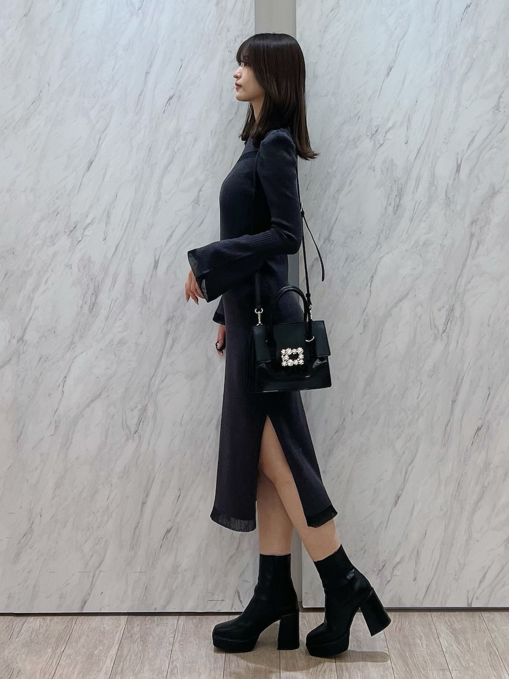 「ニットワンピース、オトナカワイイ、ワントーンコーデ、レディースファッション、キレイめ、ワンピ―ス、大人ファッション、MERCURYDUO(MERCURYDUO)、マーキュリーデュオ(MERCURYDUO)、ワンピ、ワンピース、ワンピーススタイル、ワンピースコーデ、大人女子、大人かわいい」｜「MERCURYDUOのシアーカットラメニットワンピース（ワンピース、ブラック系）」を使った、mihoさん（レディース・163cm）の冬コーディネートの3枚目の写真