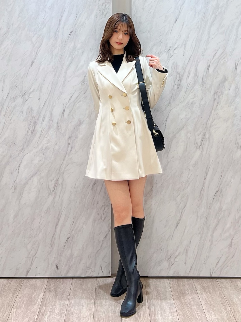 「MERCURYDUO(MERCURYDUO)、マーキュリーデュオ(MERCURYDUO)、骨格ウェーブ、ミニスカート、ミニワンピ、ジャケット、ジャケットスタイル、ジャケットコーデ、ワンピース、ワンピーススタイル、ワンピースコーデ、春服、ロングブーツ、大人かわいい、オトナカワイイ」｜「MERCURYDUOのストレッチロングブーツ（ブーツ、ブラック系）」を使った、mihoさん（骨格ウェーブ・レディース・163cm）の冬コーディネートの5枚目の写真