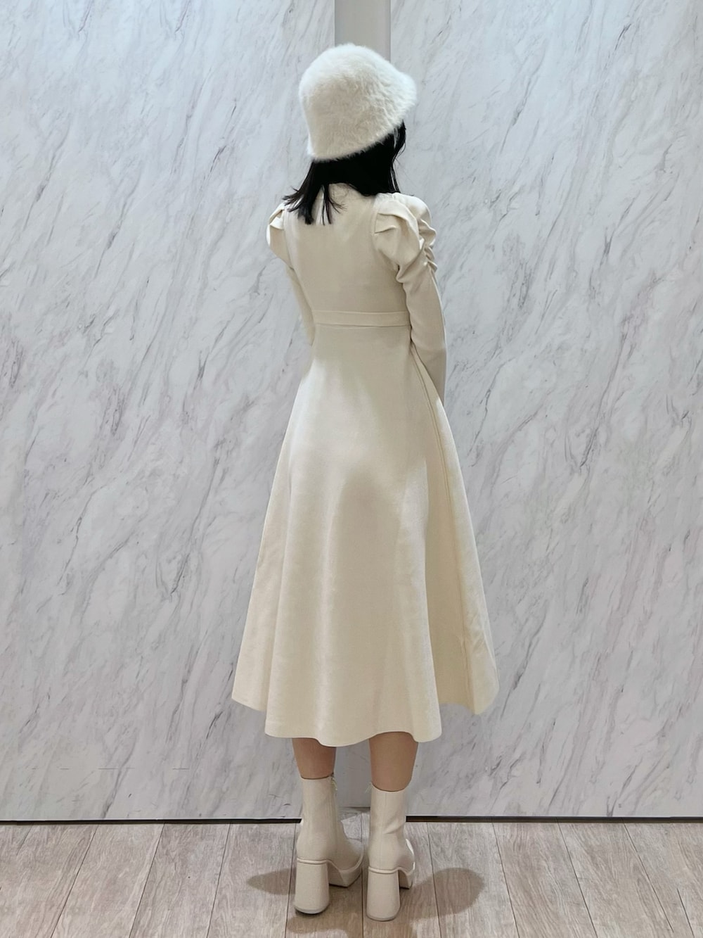 「MERCURYDUO(MERCURYDUO)、マーキュリーデュオ(MERCURYDUO)、骨格ウェーブ、ホワイトコーデ、淡色コーデ、淡色女子、淡色、アイボリー、バケハ、フェミニン、フェミニンコーデ、大人女子、ガーリーコーデ、女子力、テーマパークコーデ」｜「MERCURYDUOのハイゲージフレアニットワンピース（ワンピース、ホワイト系）」を使った、mihoさん（レディース・163cm）の冬コーディネートの4枚目の写真