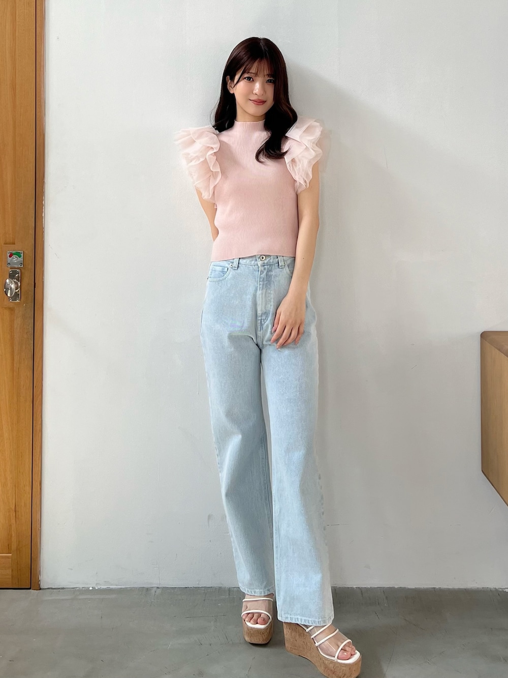 ピンク系のニット/セーター、ブルー系のデニムパンツ、その他のサンダルを着用したレディースの春コーディネートの5枚目の写真