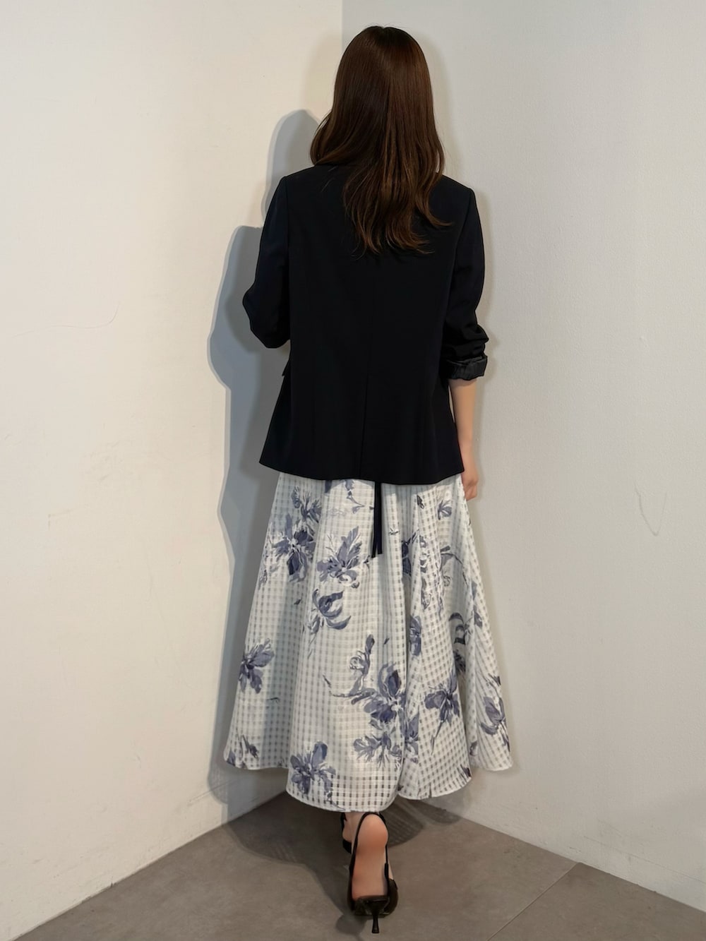 ホワイト系のニット/セーター、ブルー系のテーラードジャケット、ブルー系のスカートを着用したレディースの春コーディネートの4枚目の写真