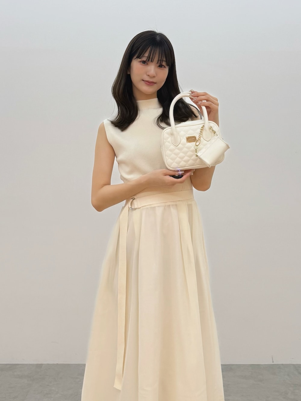 「ワンピース、ワンピーススタイル、ワンピースコーデ、淡色、淡色コーデ、淡色女子、ベージュ、ベージュコーデ、アイボリー、ホワイトコーデ、フェミニン、フェミニンコーデ、ガーリー、ガーリーコーデ、上品」｜「MERCURYDUOのプラットフォームクロスサンダル（サンダル、ホワイト系）」を使った、mihoさん（骨格ウェーブ・レディース・163cm）の夏コーディネートの10枚目の写真