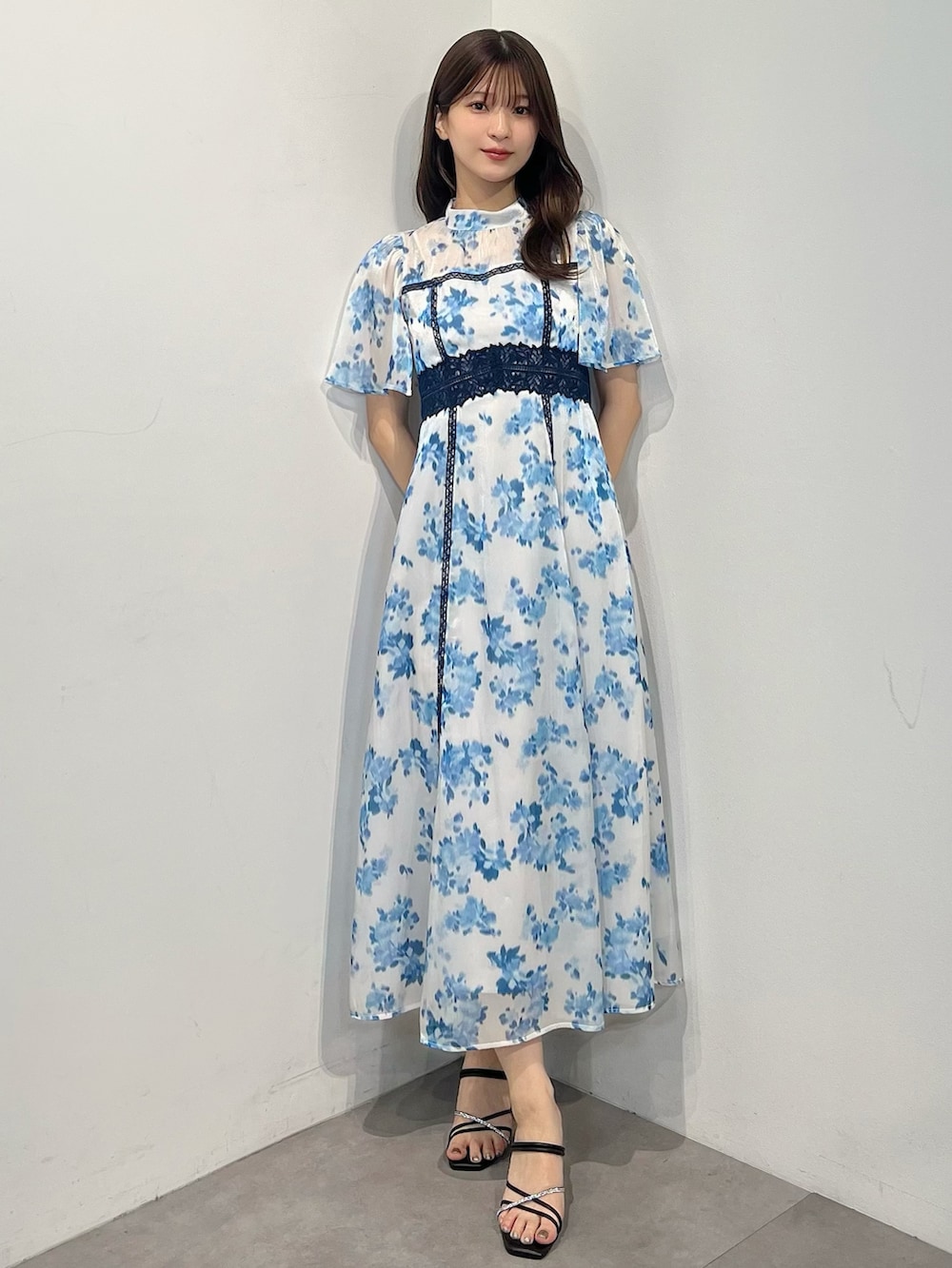 ブルー系のワンピース、ブラック系のサンダルを着用したレディースの春コーディネートの6枚目の写真