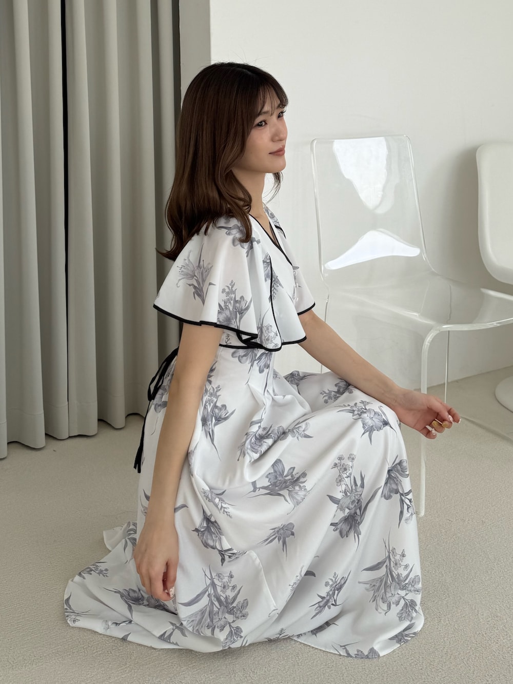 「ワンピース、ワンピーススタイル、ワンピースコーデ、花柄、花柄ワンピース、フェミニン、フェミニンコーデ、大人女子、大人かわいい、大人ガーリー、オトナカワイイ、夏、きれいめコーディネート、おしゃれさんと繋がりたい、ロングワンピース」｜「MERCURYDUOのパイピングフラワー花柄ワンピース（ワンピース、ホワイト系）」を使った、mihoさん（骨格ウェーブ・レディース・163cm）の夏コーディネートの7枚目の写真
