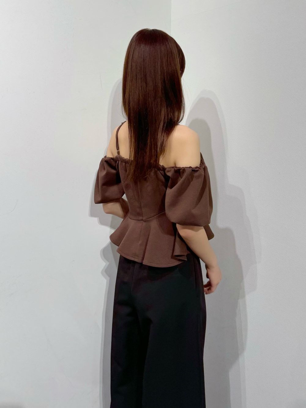 ブラウン系のTシャツ/カットソー、ブラック系のその他パンツ、ホワイト系のその他シューズを着用したレディースの夏コーディネートの5枚目の写真