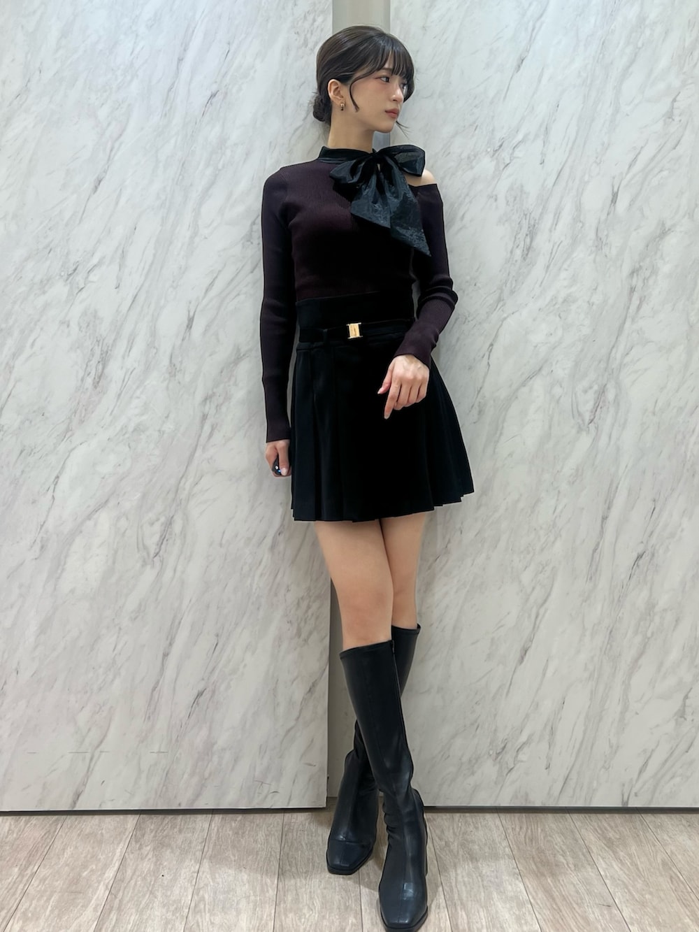 ブラウン系のニット/セーター、ブラック系のその他パンツ、ブラック系のブーツを着用したレディースの秋コーディネートの5枚目の写真