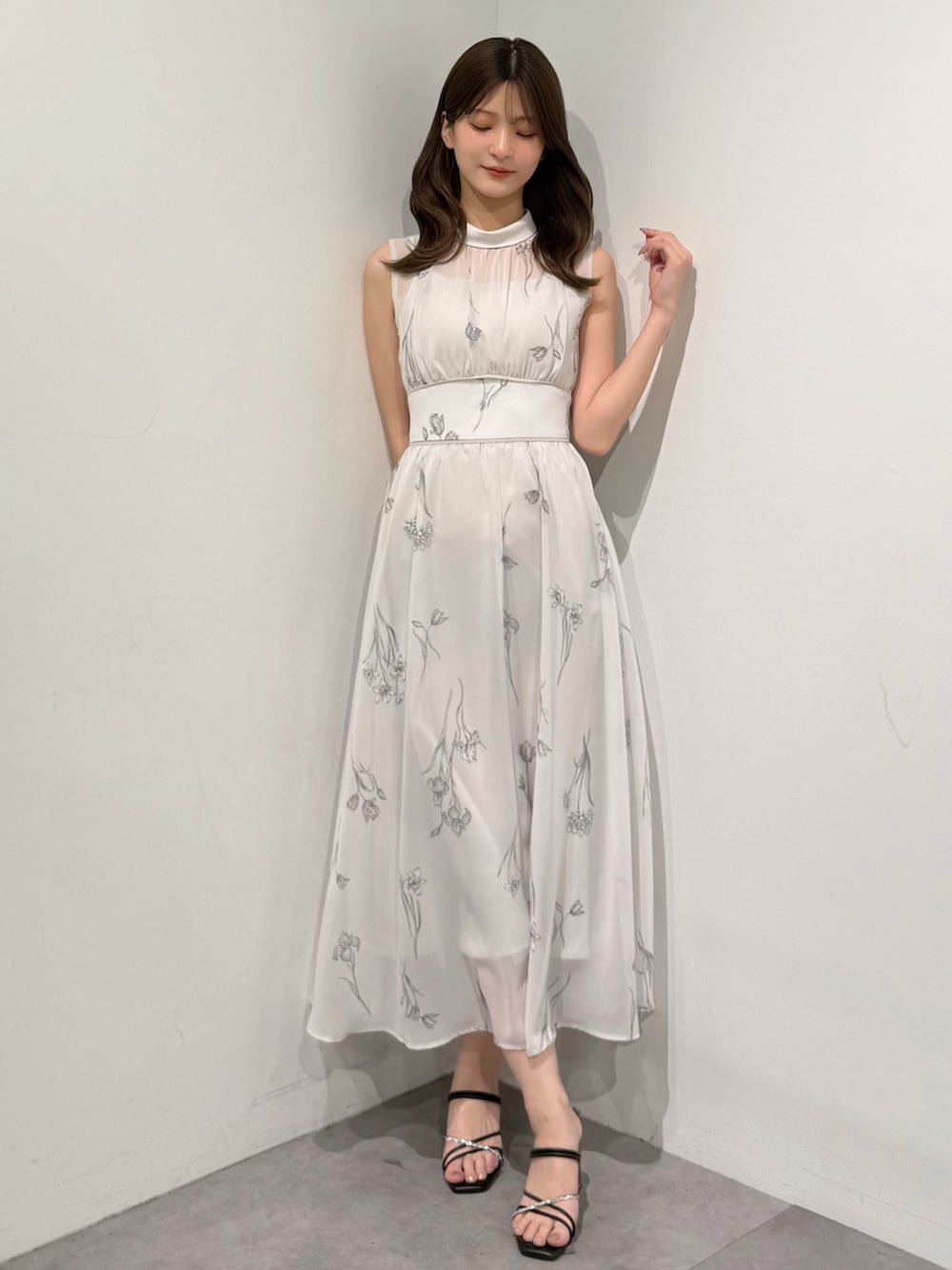 グレー系のワンピース、ブラック系のサンダルを着用したレディースの春コーディネートの4枚目の写真