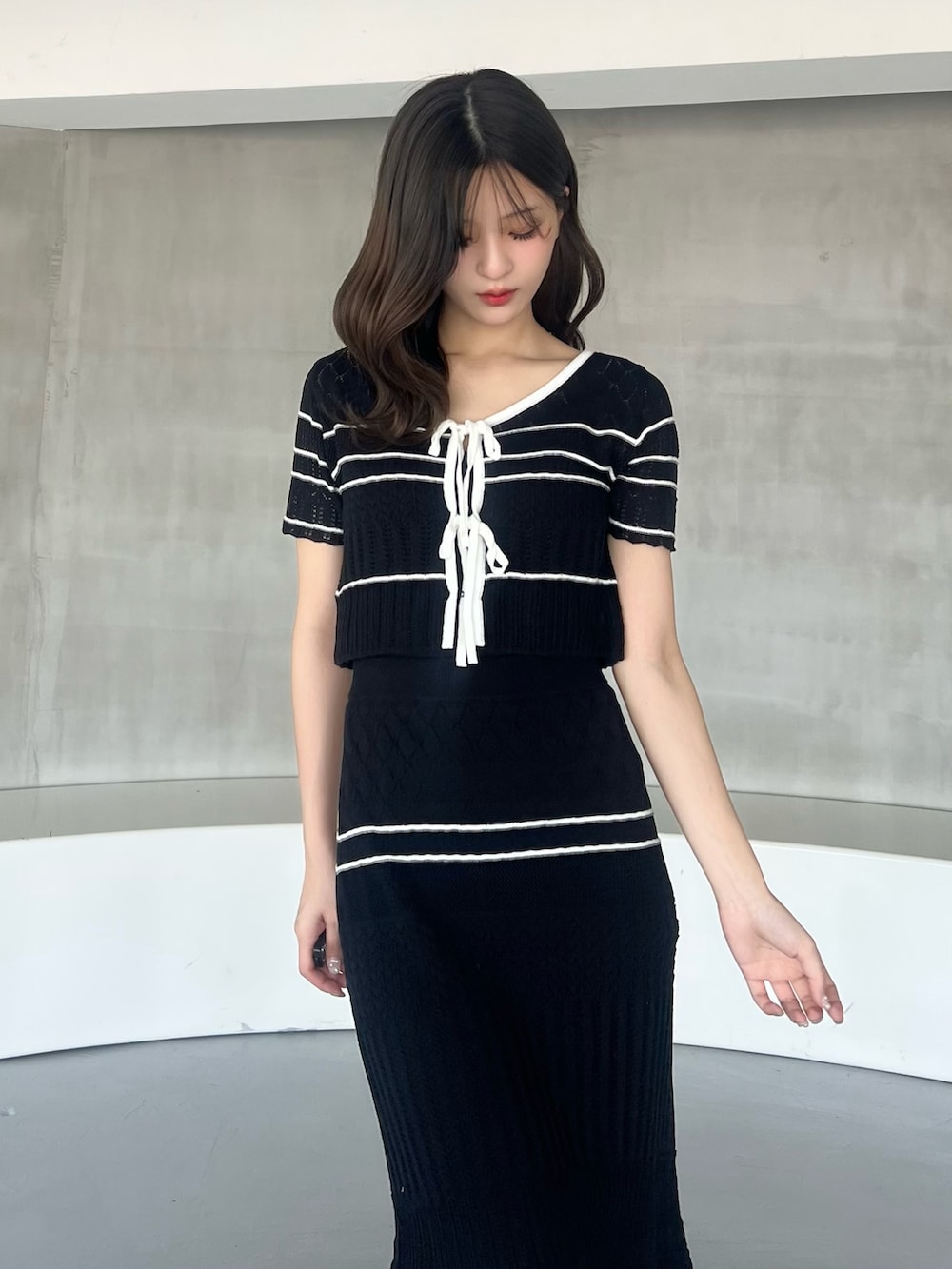 ブラック系のワンピースを着用したレディースの春コーディネートの3枚目の写真