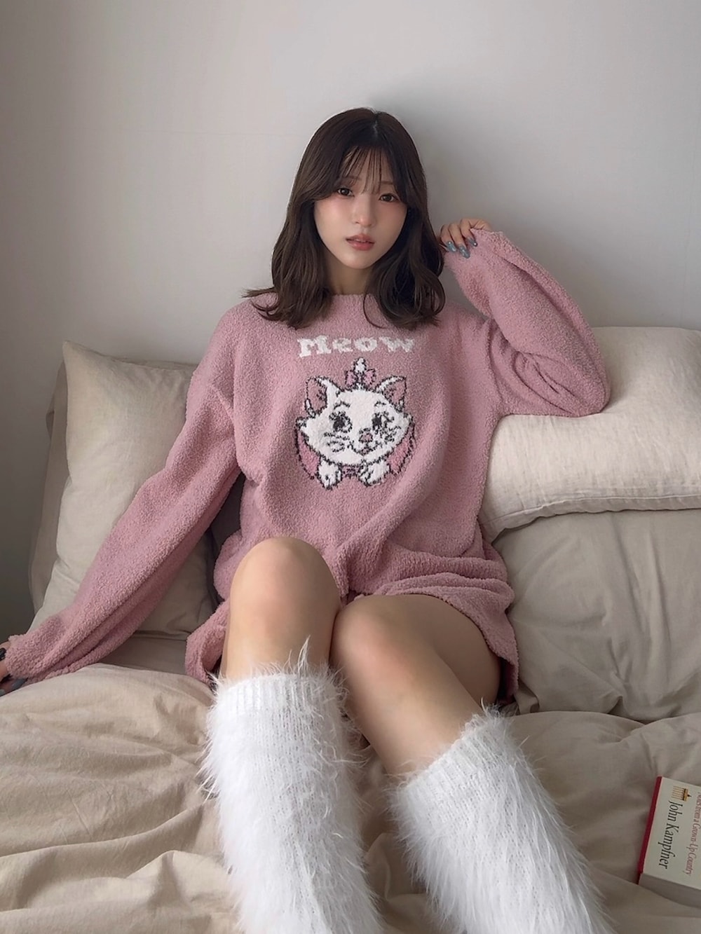 ピンク系のルームウェア/パジャマ、ホワイト系のレッグウォーマーを着用したレディースの冬コーディネートの4枚目の写真