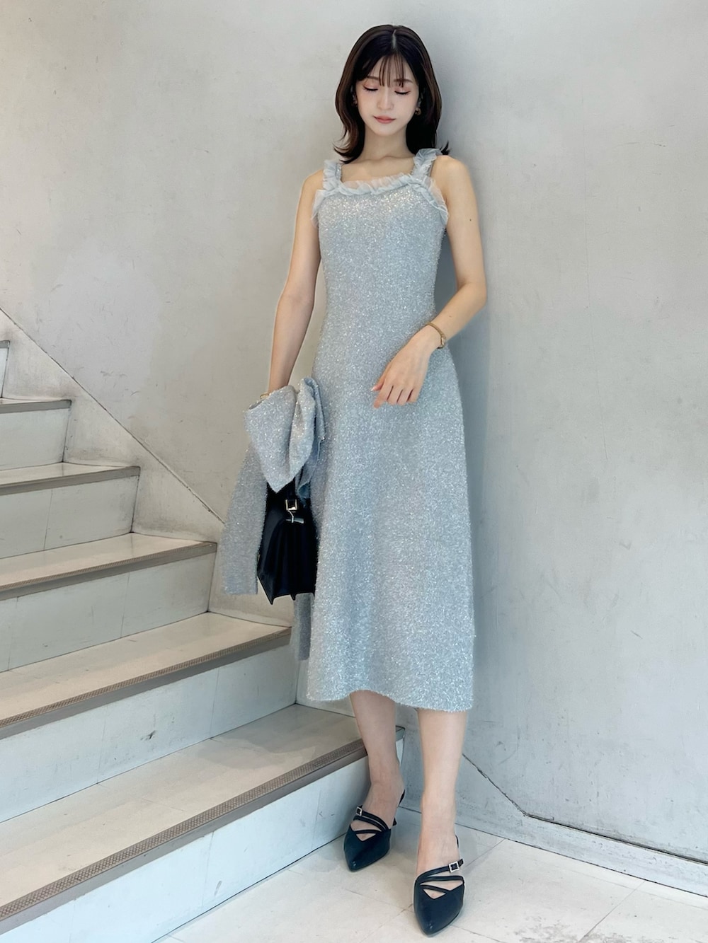 「MERCURYDUO(MERCURYDUO)、マーキュリーデュオ(MERCURYDUO)、骨格ウェーブ、キラキラ、キャミワンピ、カーディガン、ラメ、ラメニット、きれいめワンピース、タイトワンピース、ニットワンピース、ニットワンピ、お姉さんコーデ、ロングワンピース、ミュール」｜「MERCURYDUOのラメシャギーカーデセットキャミニットワンピース（ワンピース、シルバー系）」を使った、mihoさん（レディース・163cm）の秋コーディネートの2枚目の写真