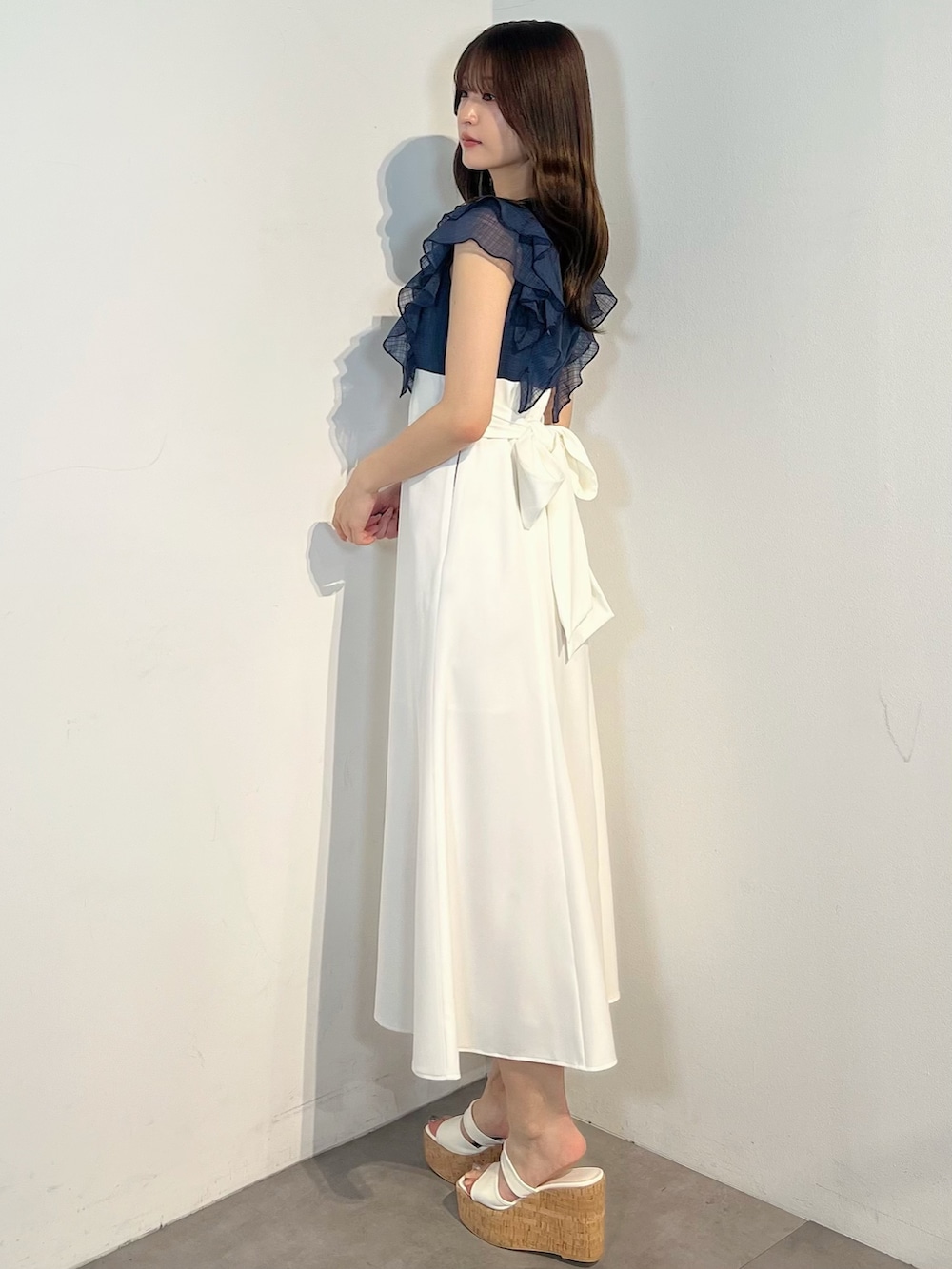 ブルー系のワンピース、ホワイト系のサンダルを着用したレディースの春コーディネートの3枚目の写真