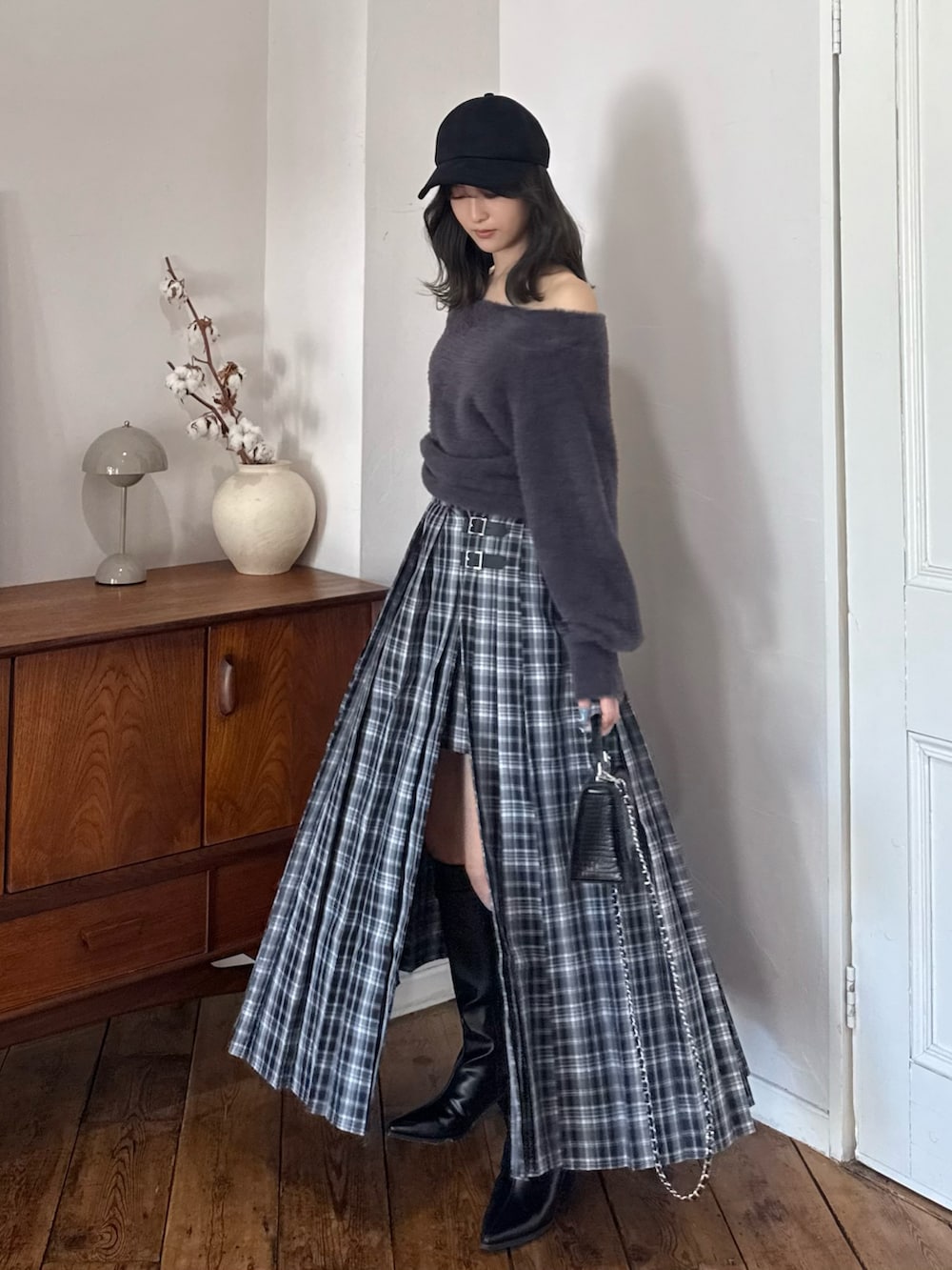 グレー系のニット/セーター、グリーン系のスカート、ブラック系のハンドバッグを着用したレディースの秋コーディネートの9枚目の写真