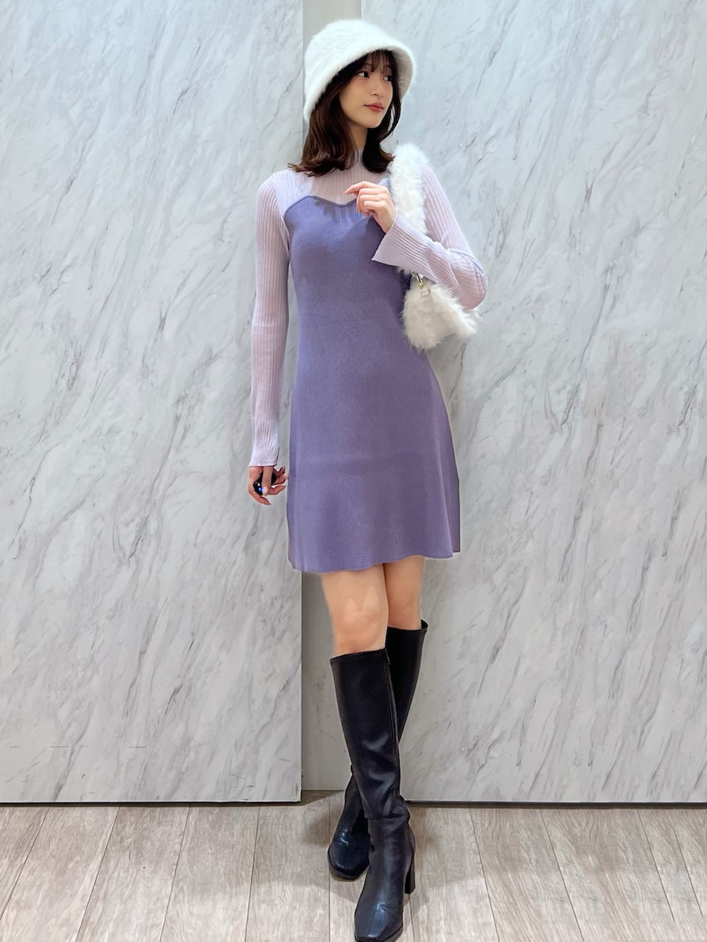 「MERCURYDUO(MERCURYDUO)、マーキュリーデュオ(MERCURYDUO)、骨格ウェーブ、ミニワンピ、ミニワンピース、ファーバケハ、バケハ、ファー小物、ファーバッグ、ロングブーツ、パープル、パープルコーデ、ラベンダー、女子会、休日スタイル」｜「MERCURYDUOのエコファーバケットハット（ハット、ホワイト系）」を使った、mihoさん（レディース・163cm）の秋コーディネートの2枚目の写真