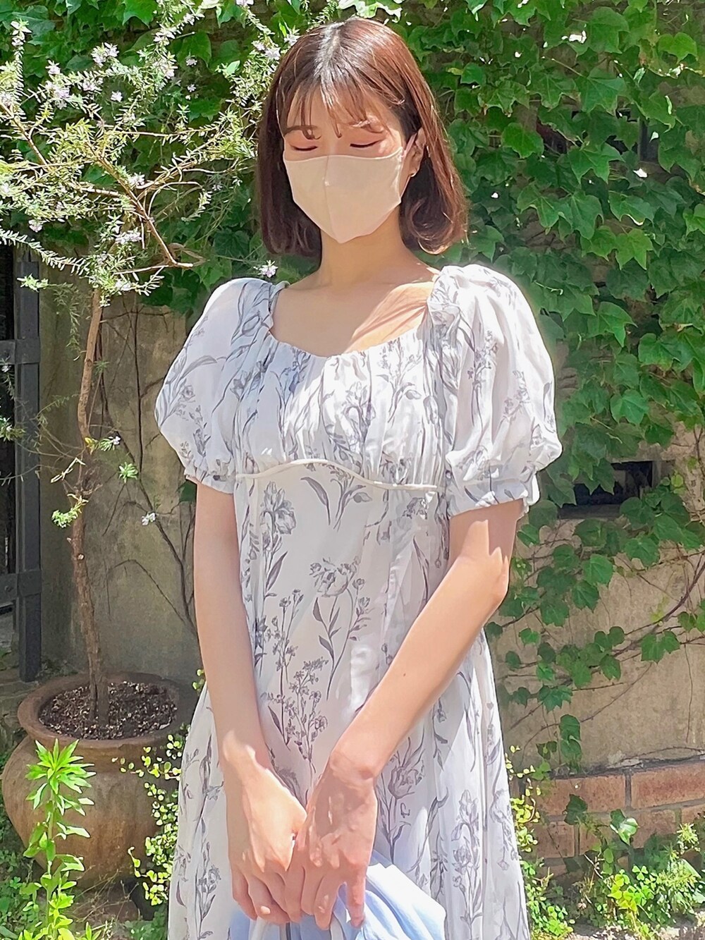 ホワイト系のワンピース、ブルー系のカーディガン/ボレロ、その他のサンダルを着用したレディースの春コーディネートの5枚目の写真