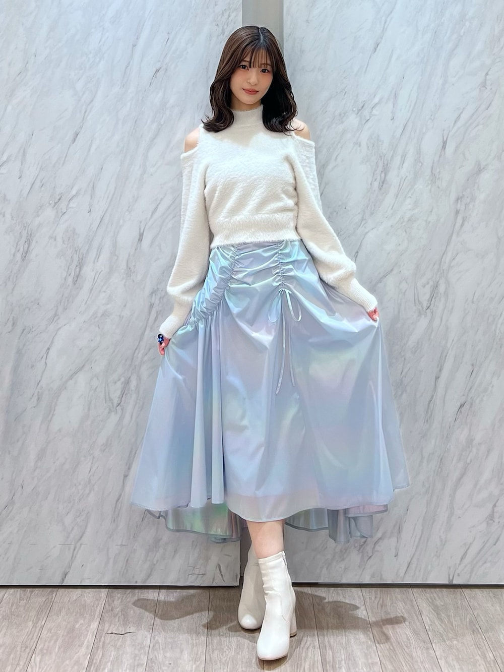 「MERCURYDUO(MERCURYDUO)、マーキュリーデュオ(MERCURYDUO)、骨格ウェーブ、オープンショルダー、ふわふわニット、シャギーニット、白ニット、寒色系、ブルー、ブルーコーデ、ブルー x ホワイト、水色、オーロラ、ディズニーコーデ、ディズニー」｜「MERCURYDUOのオープンショルダーミニシャギーニット（ニット/セーター、ホワイト系）」を使った、mihoさん（レディース・163cm）の冬コーディネートの7枚目の写真