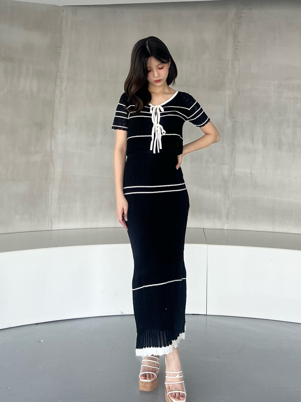 ブラック系のワンピースを着用したレディースの春コーディネートの4枚目の写真