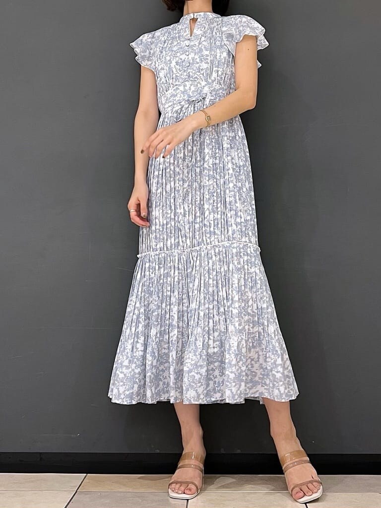 ベージュ系のサンダル、ブルー系のワンピースを着用したレディースの夏コーディネートの4枚目の写真