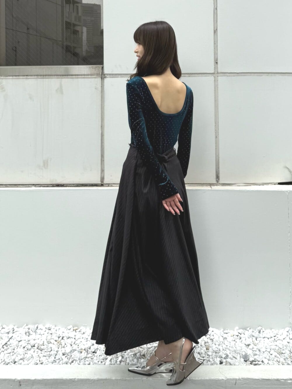 ブルー系のTシャツ/カットソー、グレー系のスカートを着用したレディースの夏コーディネートの3枚目の写真