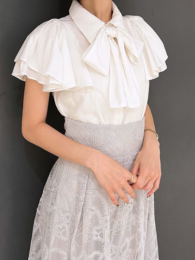 ホワイト系のシャツ/ブラウス、グリーン系のスカートを着用したレディースの夏コーディネートの3枚目の写真