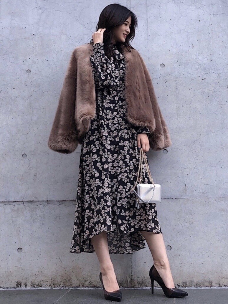 ブラック系のパンプス、ブラウン系のその他アウター、シルバー系のハンドバッグを着用したレディースの秋コーディネートの4枚目の写真