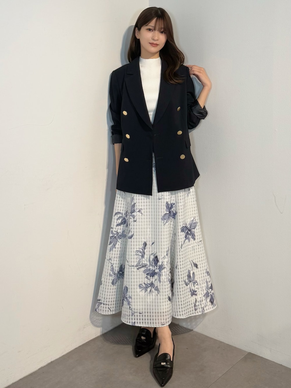 ホワイト系のニット/セーター、ブルー系のテーラードジャケット、ブルー系のスカートを着用したレディースの春コーディネートの5枚目の写真