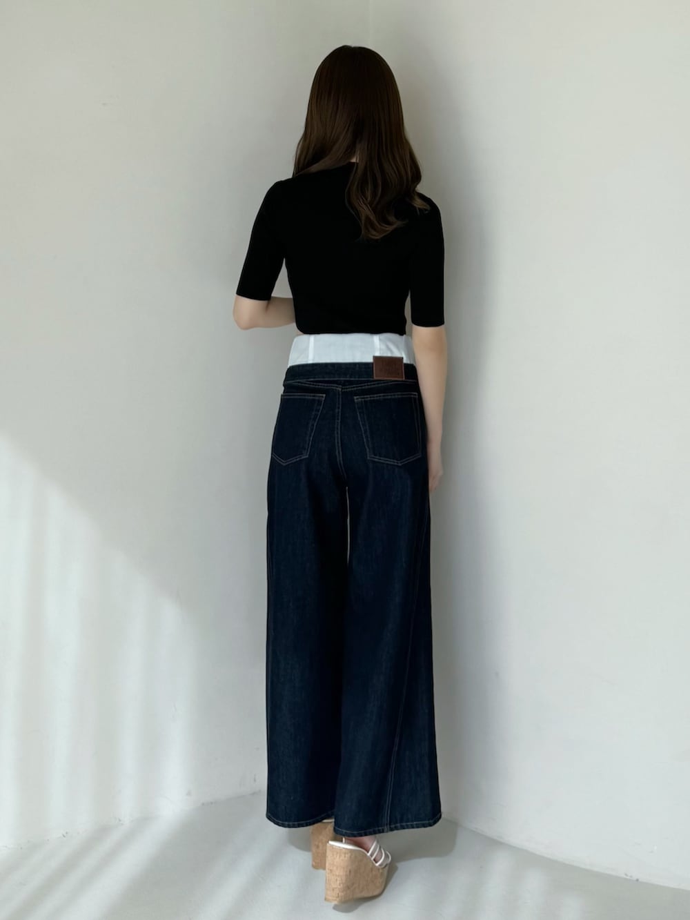 ブルー系のその他パンツ、ブラック系のニット/セーター、その他のサンダルを着用したレディースの春コーディネートの8枚目の写真