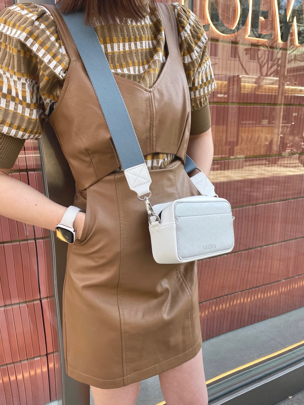 イエロー系のニット/セーター、イエロー系のワンピースを着用したレディースの冬コーディネートの2枚目の写真
