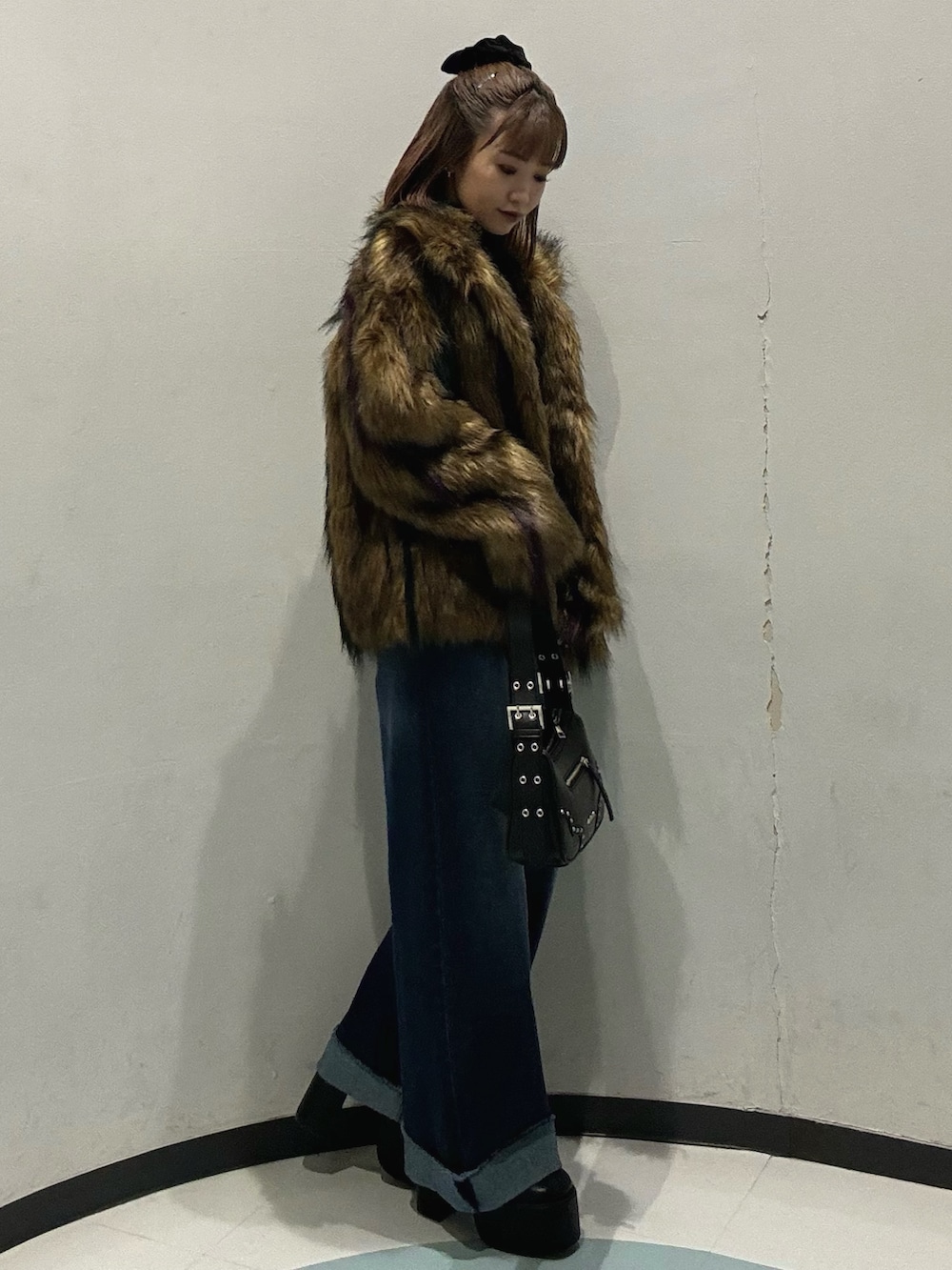 その他のその他アウター、ブラック系のブーツ、ブラック系のTシャツ/カットソーを着用したレディースの秋コーディネートの2枚目の写真