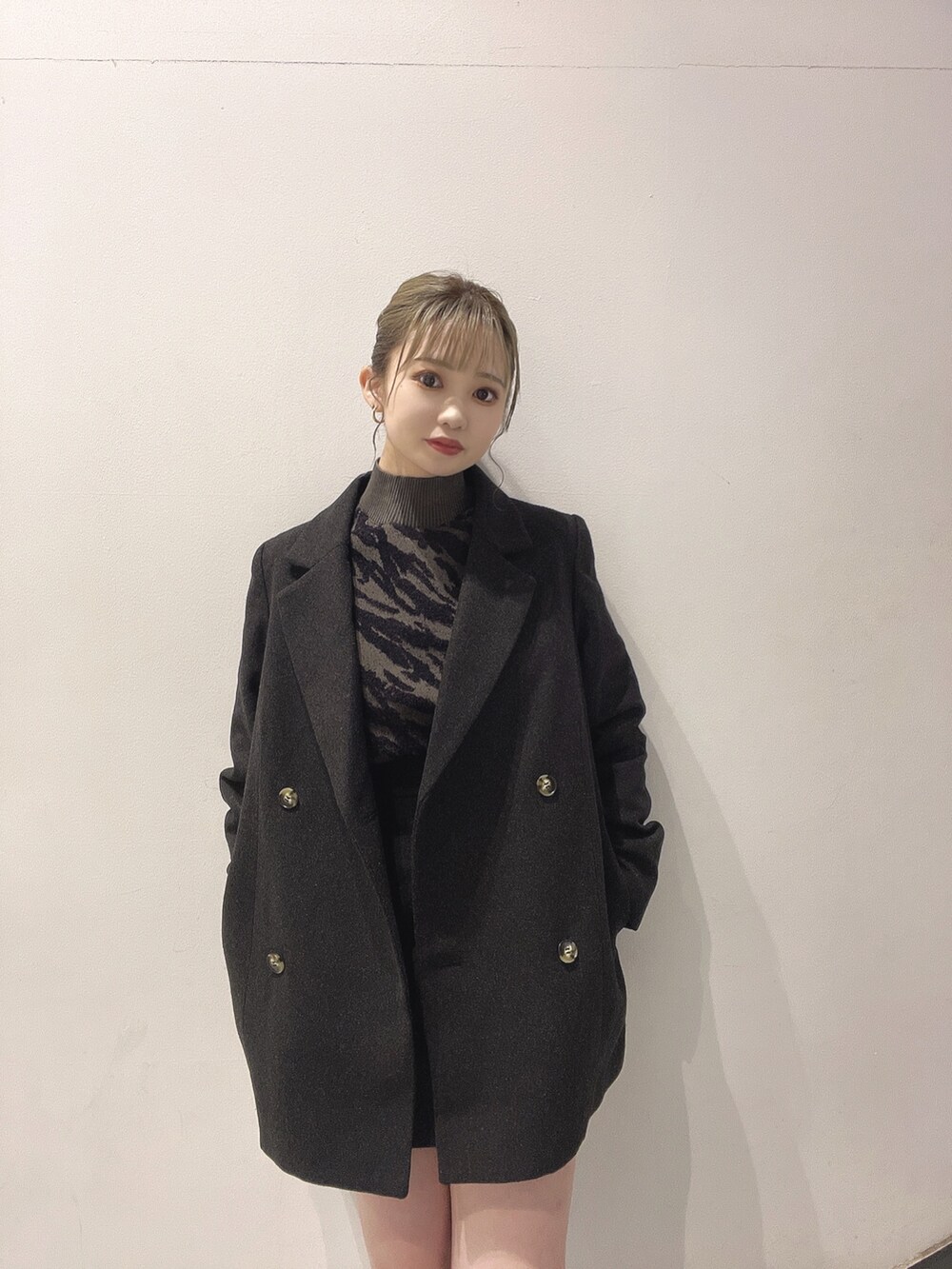 グレー系のテーラードジャケット、グレー系のニット/セーター、グレー系のスカートを着用したレディースの秋コーディネートの2枚目の写真