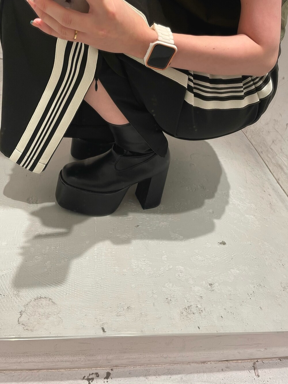ブラック系のその他パンツ、グリーン系のMA-1、ブラック系のボストンバッグを着用したレディースの夏コーディネートの7枚目の写真