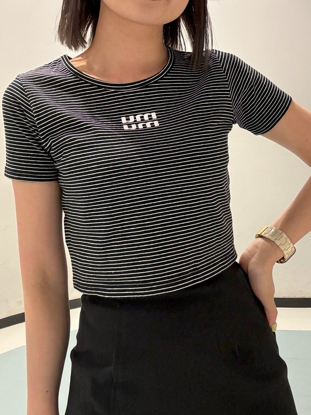 シルバー系のショルダーバッグ、ブラック系のスカート、その他のTシャツ/カットソーを着用したレディースの春コーディネートの4枚目の写真