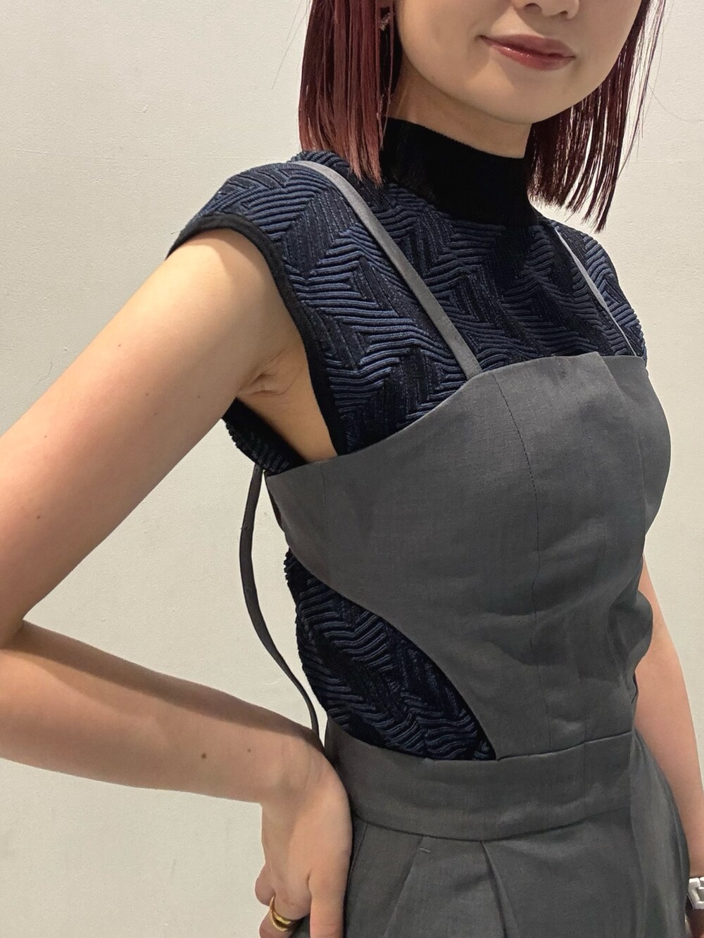 ブルー系のニット/セーター、グレー系のワンピースを着用したレディースの秋コーディネートの4枚目の写真