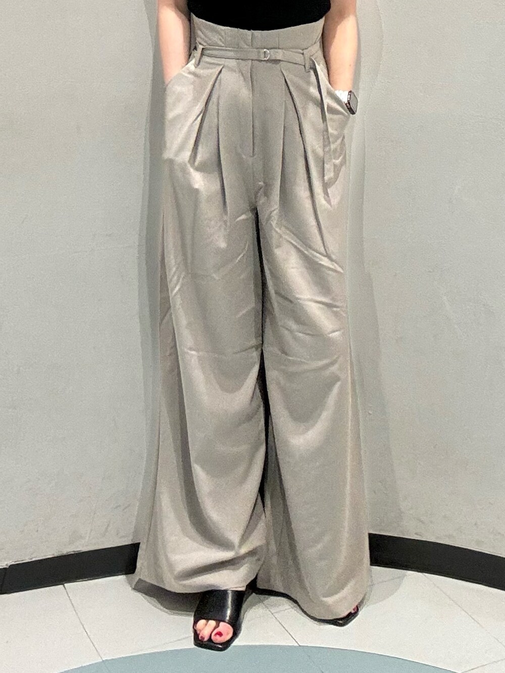 ブラック系のサンダル、ブラック系のニット/セーター、ベージュ系のその他パンツを着用したレディースの春コーディネートの7枚目の写真