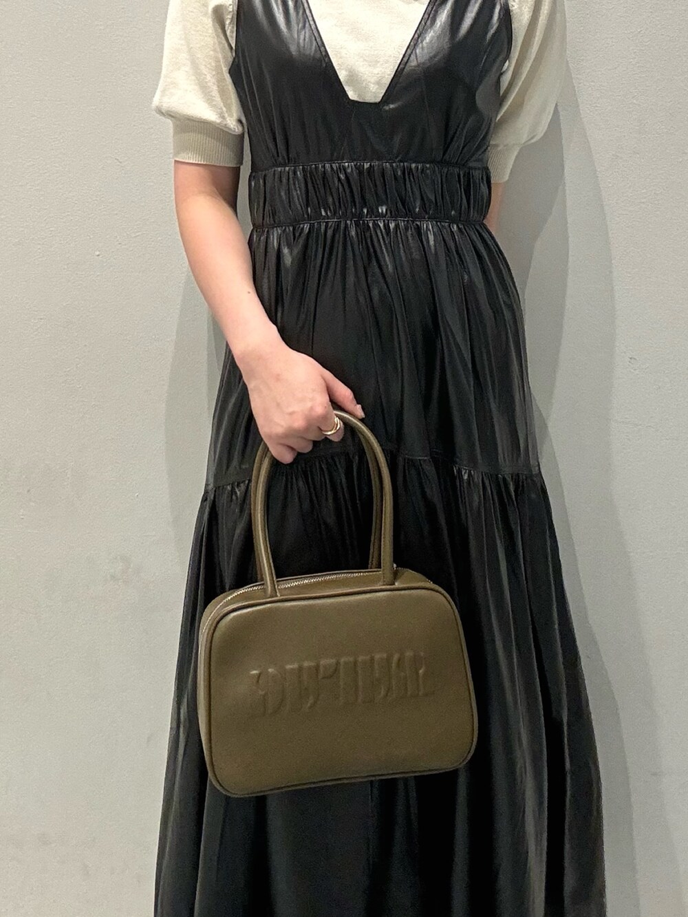 ブラック系のブーツ、ブラック系のワンピースを着用したレディースの秋コーディネートの5枚目の写真