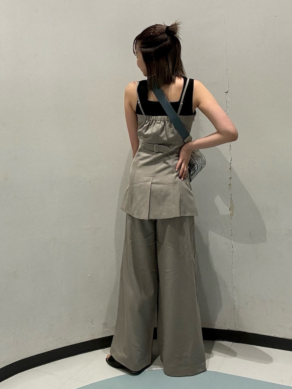 ブラック系のサンダル、ブラック系のニット/セーター、ベージュ系のその他パンツを着用したレディースの春コーディネートの3枚目の写真