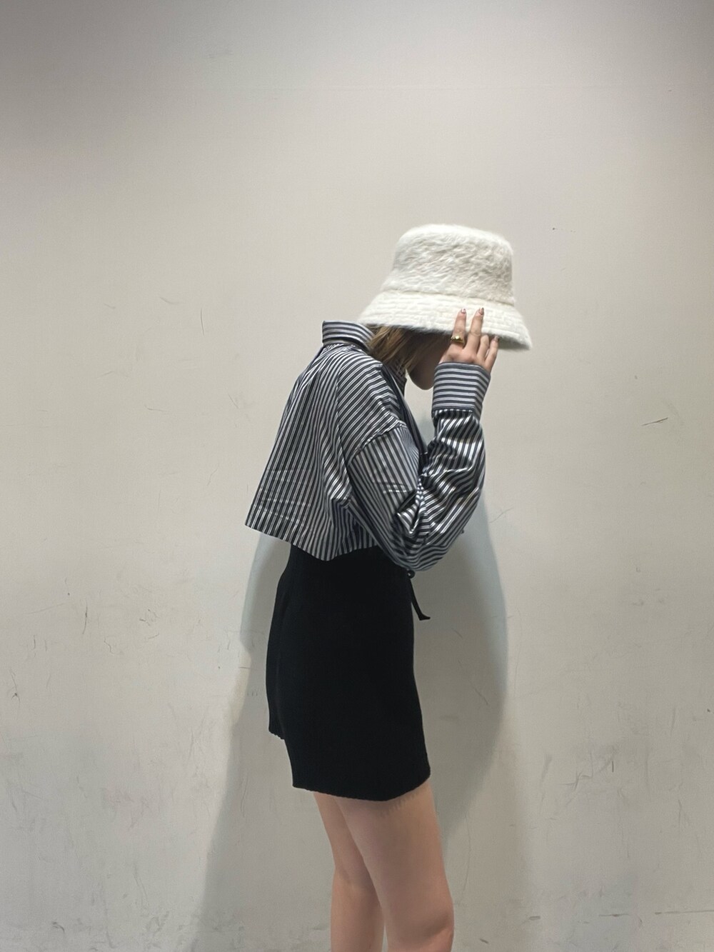 その他のシャツ/ブラウス、ブラック系のその他パンツ、ホワイト系のブーツを着用したレディースの秋コーディネートの3枚目の写真