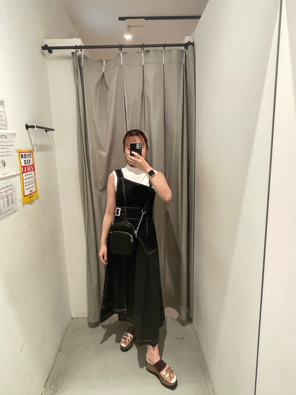 ブラック系のワンピース、ホワイト系のニット/セーター、ブラック系のショルダーバッグを着用したレディースの春コーディネートの4枚目の写真