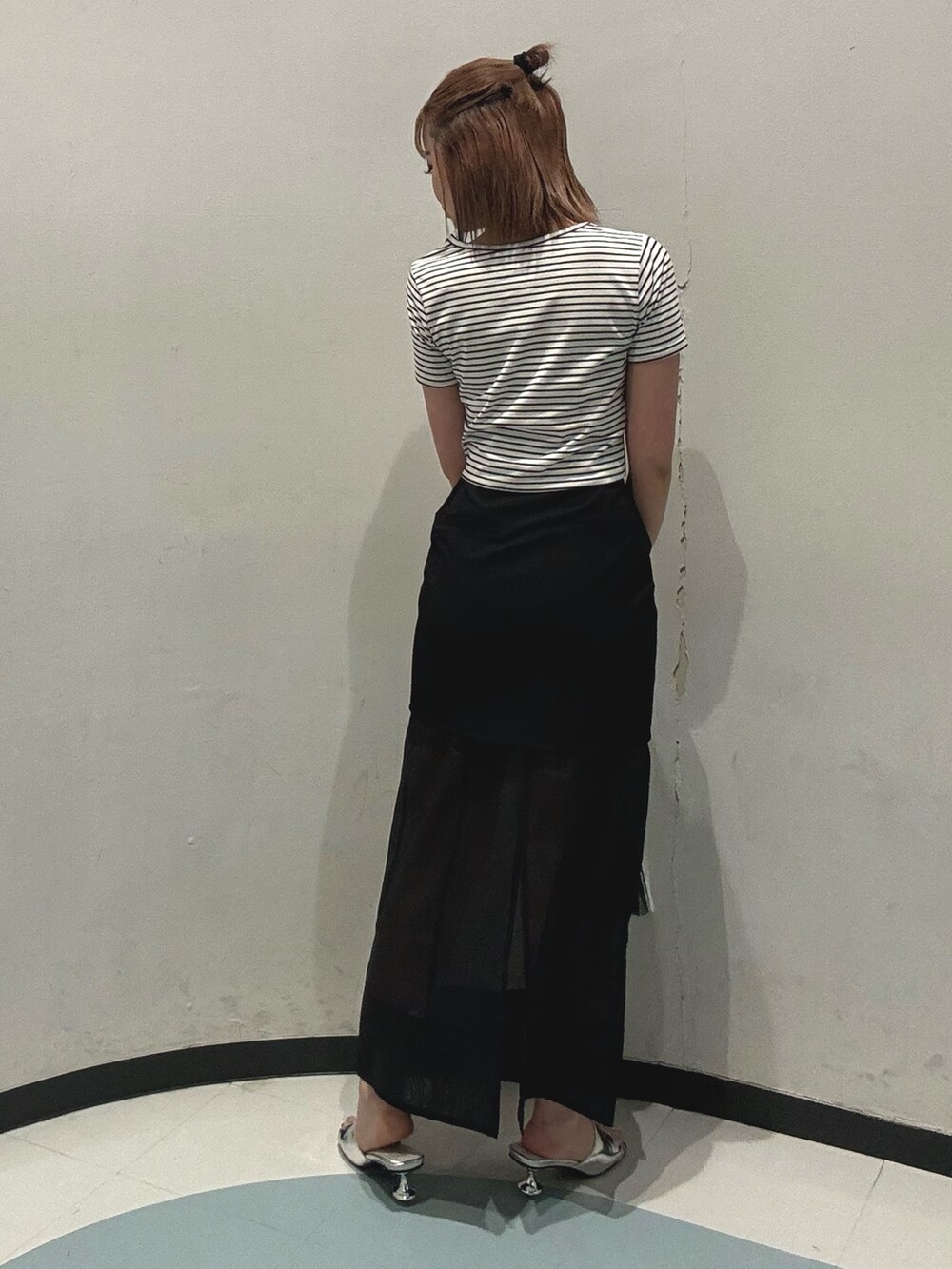 その他のTシャツ/カットソー、ブラック系のスカート、シルバー系のサンダルを着用したレディースの夏コーディネートの3枚目の写真