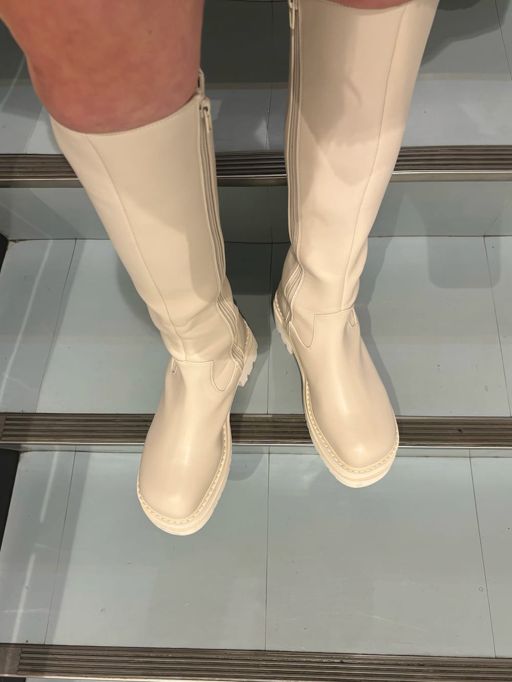 ブラック系のムートンコート、ブラック系のその他パンツ、ホワイト系のブーツを着用したレディースの秋コーディネートの7枚目の写真