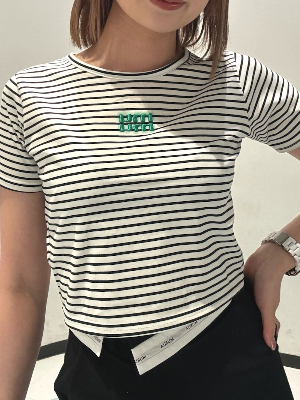 その他のTシャツ/カットソー、ブラック系のスカート、シルバー系のサンダルを着用したレディースの夏コーディネートの4枚目の写真