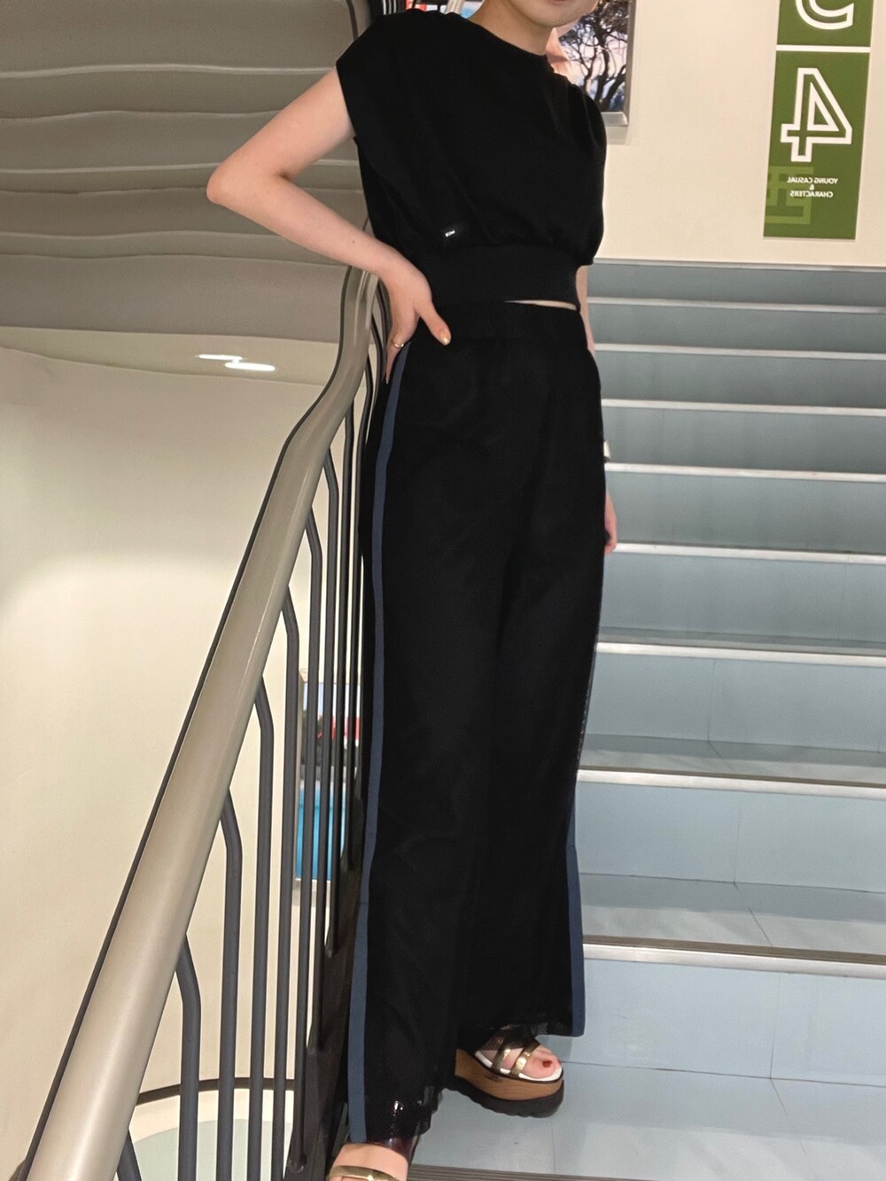 ブラック系のTシャツ/カットソー、ブラック系のスウェットパンツ、その他のサンダルを着用したレディースの夏コーディネートの6枚目の写真