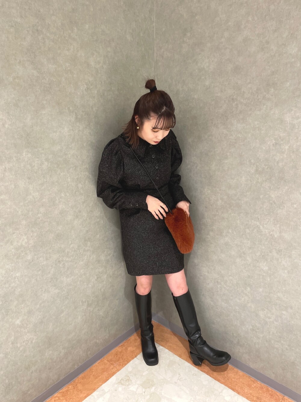 ブラック系のワンピース、ブラウン系のショルダーバッグを着用したレディースの秋コーディネートの2枚目の写真