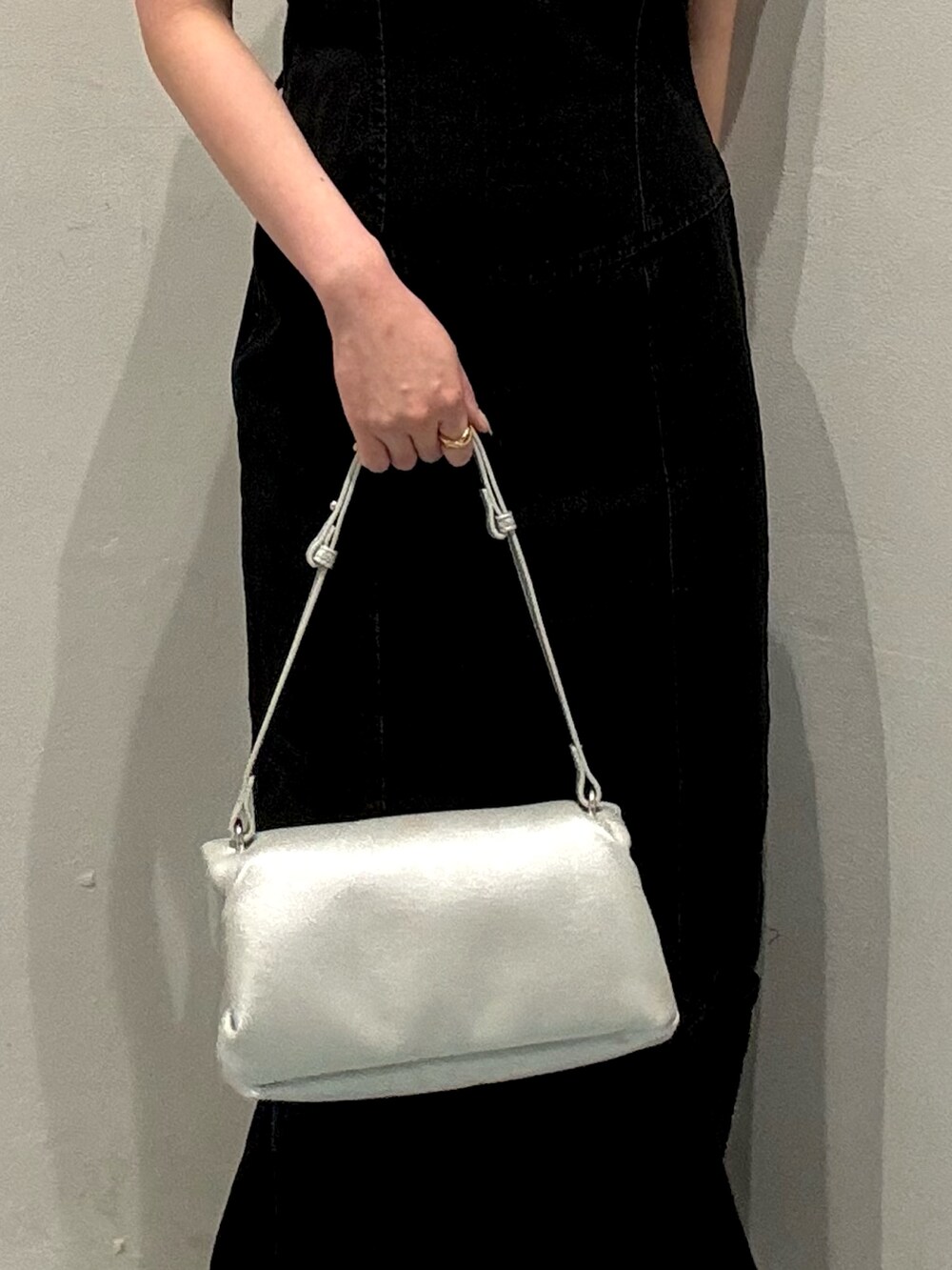 ブラック系のワンピース、ブラック系のサンダル、ホワイト系のTシャツ/カットソーを着用したレディースの夏コーディネートの7枚目の写真