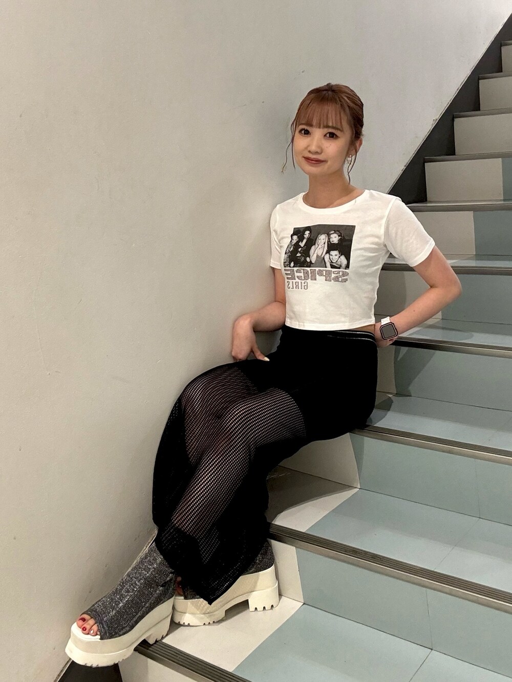 ホワイト系のTシャツ/カットソー、ブラック系のスカート、オレンジ系のショルダーバッグを着用したレディースの夏コーディネートの6枚目の写真