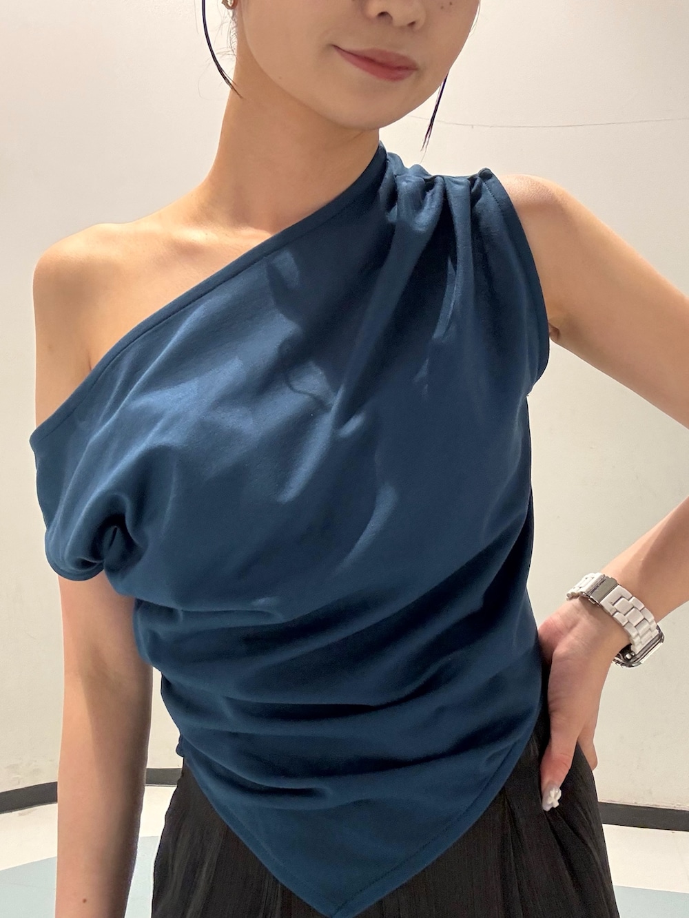 ブラック系のその他パンツ、ブラウン系のショルダーバッグ、ブルー系のTシャツ/カットソーを着用したレディースの夏コーディネートの5枚目の写真