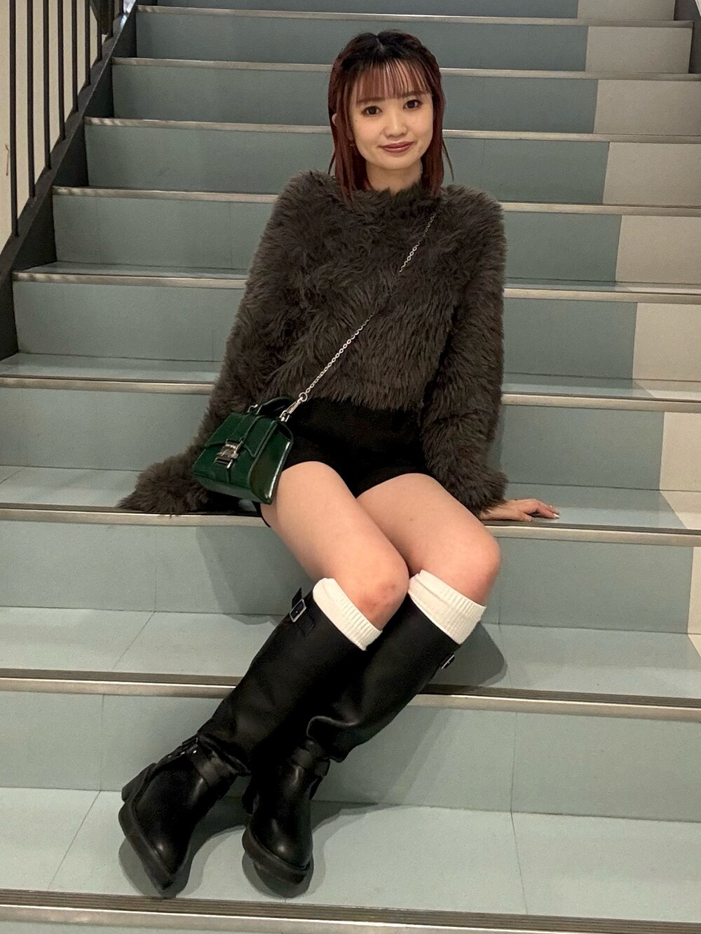 グレー系のニット/セーター、ブラック系のブーツ、ブラック系のその他パンツを着用したレディースの秋コーディネートの5枚目の写真