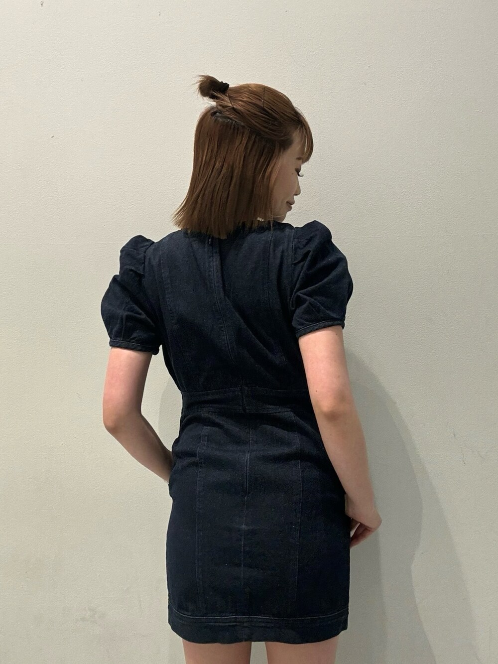 ブルー系のワンピース、ブラック系のブーツを着用したレディースの夏コーディネートの6枚目の写真